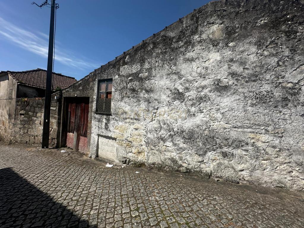 Investimento com Potencial: 3 Casas Antigas p/ Recuperar em Baguim do Monte, próximo a Rio Tinto - Image 3