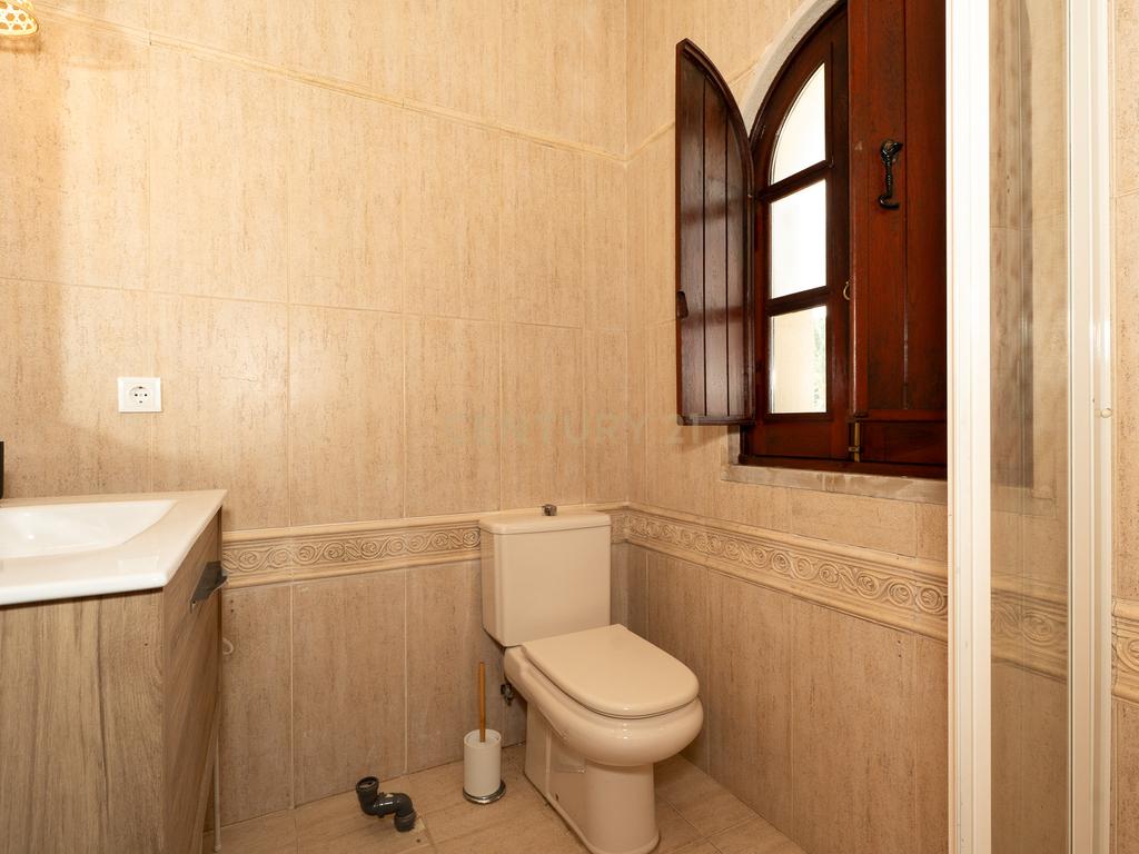 Fabulosa Quinta com lote de terreno de 22.381 m2, onde se encontra inserida uma moradia composta por dois pisos, com uma área bruta de 623 m2, uma área útil de 304 m2 e uma área bruta dependente de 319 m2, localizada em Santo Isidro de Pegões, na zona de Pegões, a pouca distância das belas praias de Setúbal. - Image 78