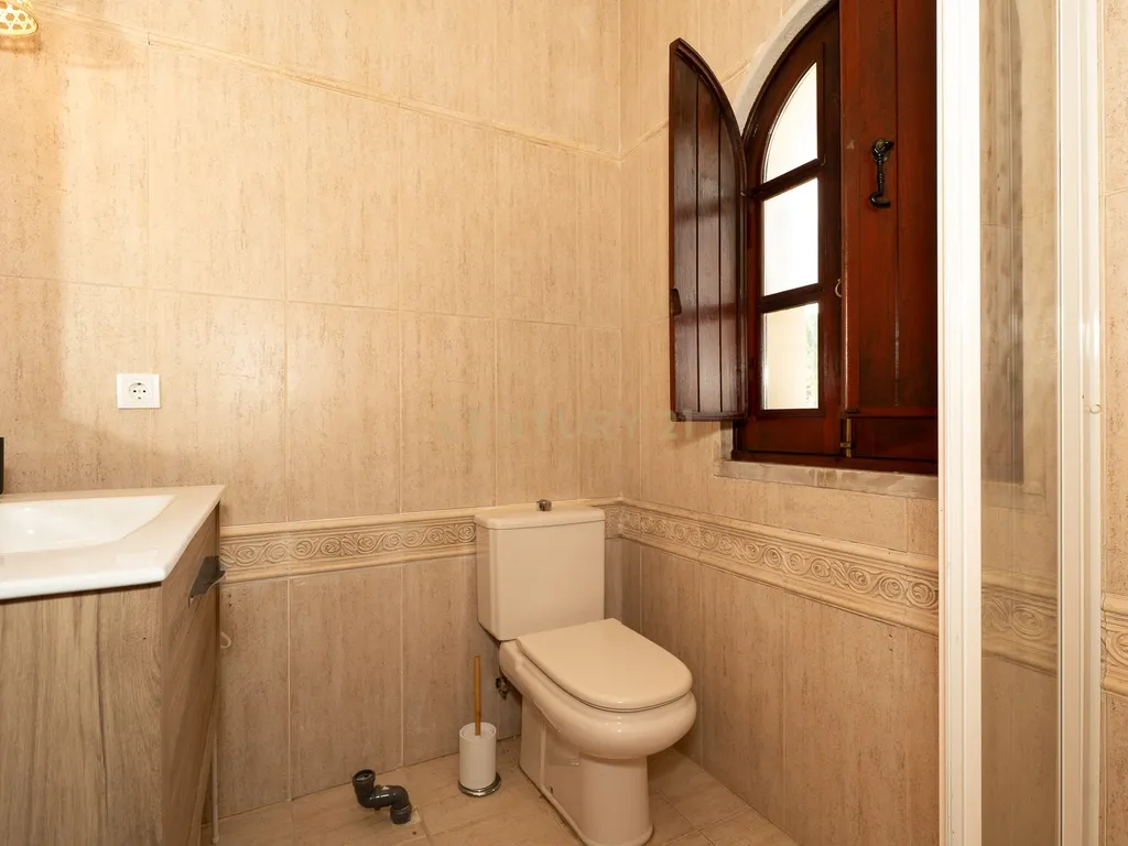 Fabulosa Quinta com lote de terreno de 22.381 m2, onde se encontra inserida uma moradia composta por dois pisos, com uma área bruta de 623 m2, uma área útil de 304 m2 e uma área bruta dependente de 319 m2, localizada em Santo Isidro de Pegões, na zona de Pegões, a pouca distância das belas praias de Setúbal. - Image 78