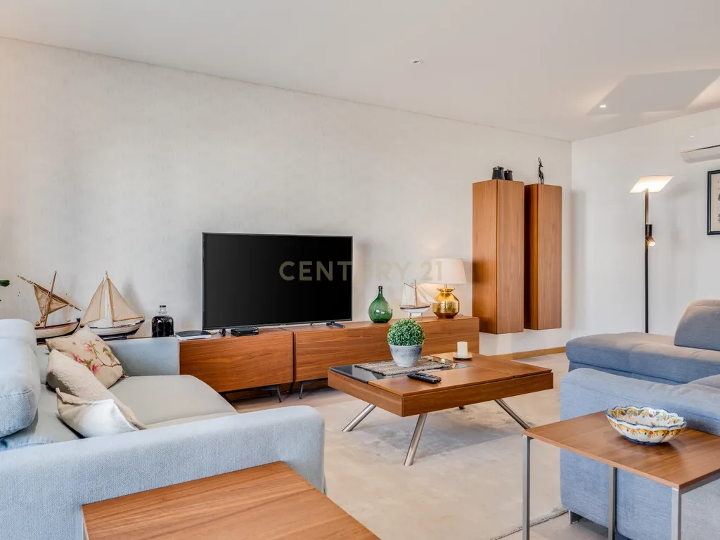 Apartamento T2+1 novo, design moderno, central, a 250metros da Praia de Armação de Pêra - Image 2
