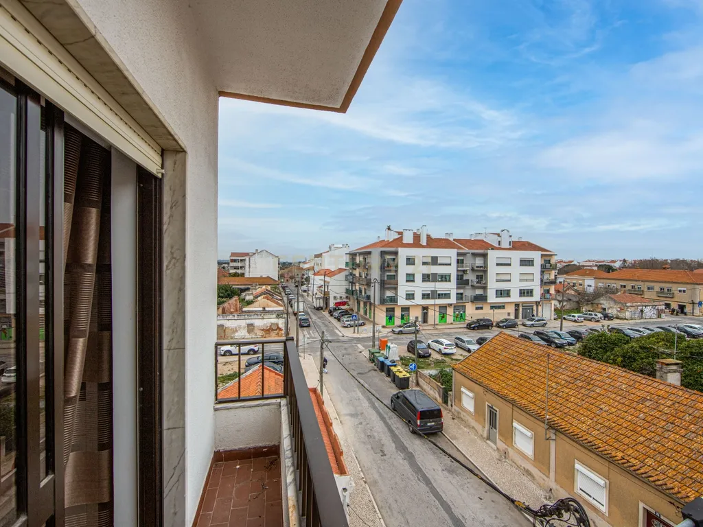 Apartamento T2 no Pinhal Novo com varanda e arrecadação - Image 14
