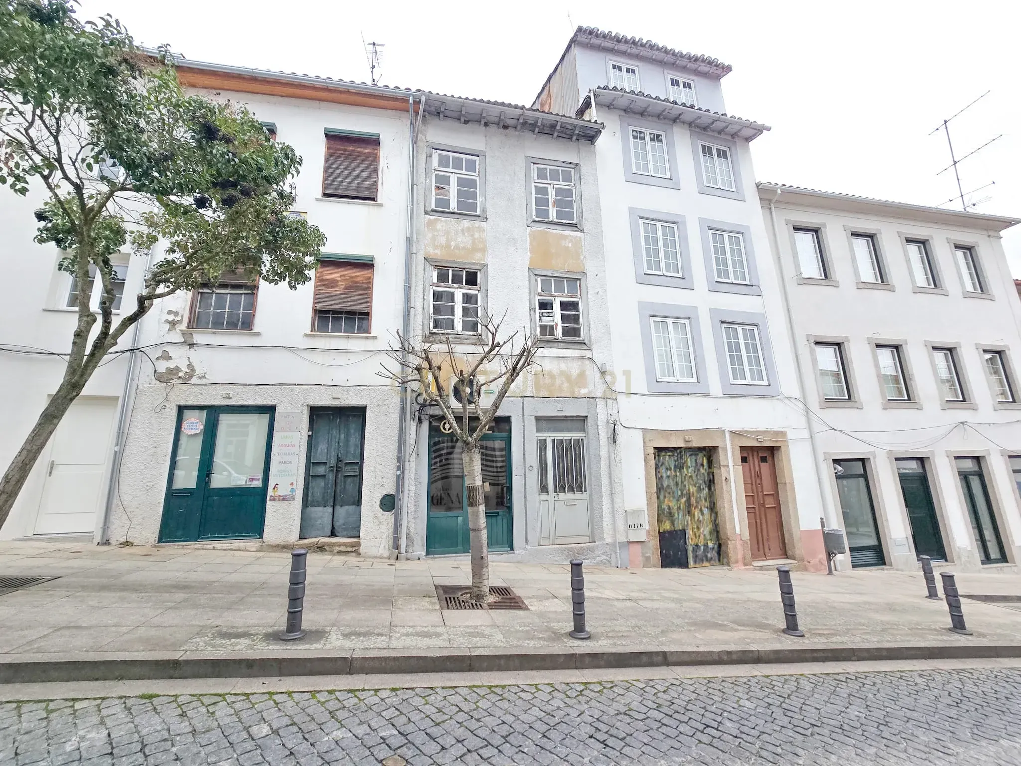 Edifício para Recuperação em Bragança - 175m² com 6 Quartos