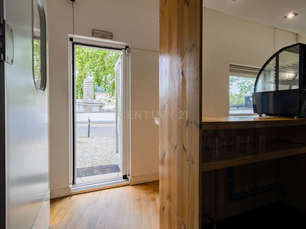 Restaurante totalmente equipado, situado numa localização privilegiada junto ao Parque do Avião, em Leiria - Image 13