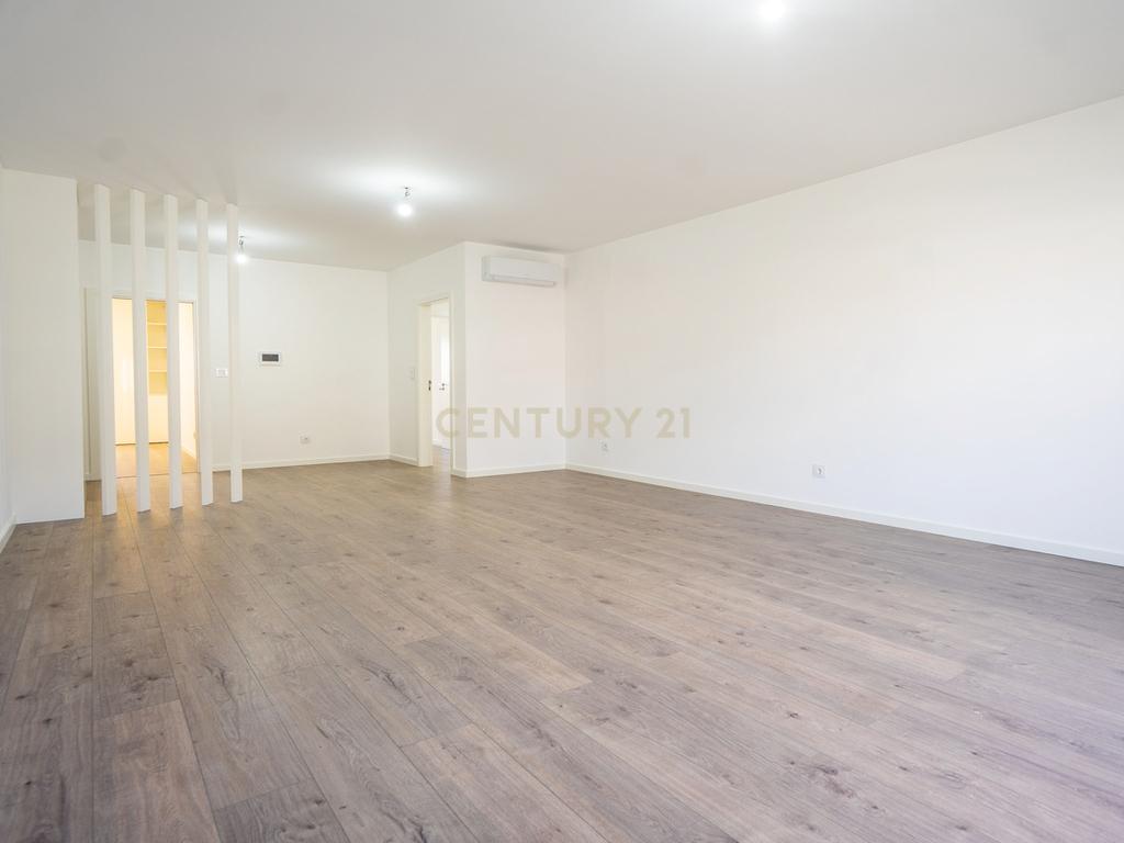 Apartamento T3 novo de qualidade superior com varanda coberta,vistas panorâmicas,garagem,localização privilegada e tudo a pé no centro de Lousã - Image 3