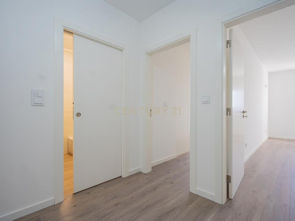 Apartamento T3 novo de qualidade superior com varanda coberta,vistas panorâmicas,garagem,localização privilegada e tudo a pé no centro de Lousã - Image 16