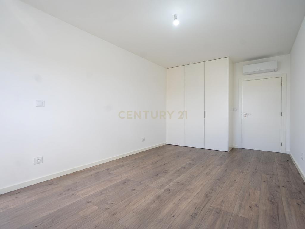 Apartamento T3 novo de qualidade superior com varanda coberta,vistas panorâmicas,garagem,localização privilegada e tudo a pé no centro de Lousã - Image 18