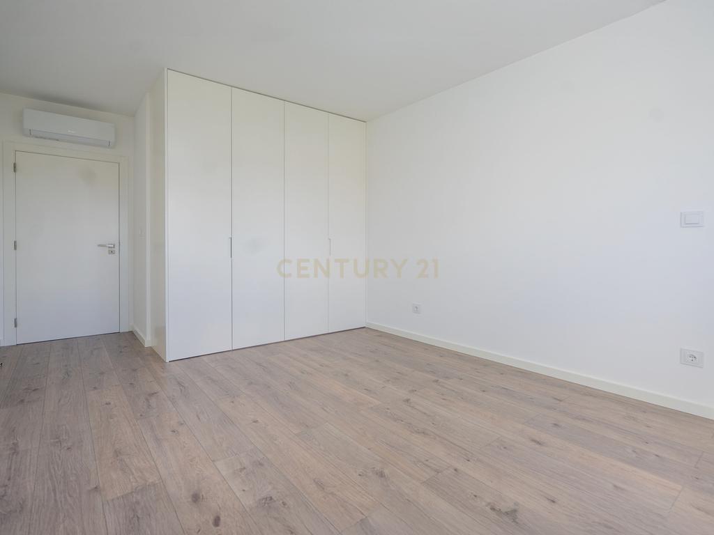 Apartamento T3 novo de qualidade superior com varanda coberta,vistas panorâmicas,garagem,localização privilegada e tudo a pé no centro de Lousã - Image 21