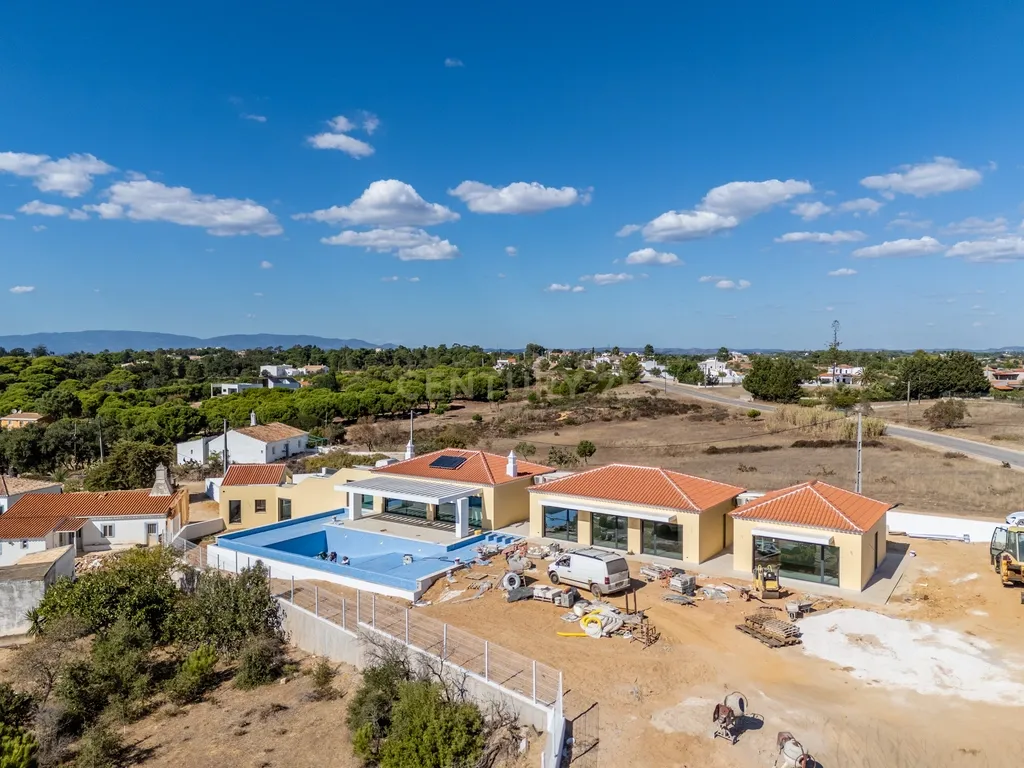 Moradia T4+1 de construção nova com piscina infinita | Caramujeira, Lagoa - Image 50