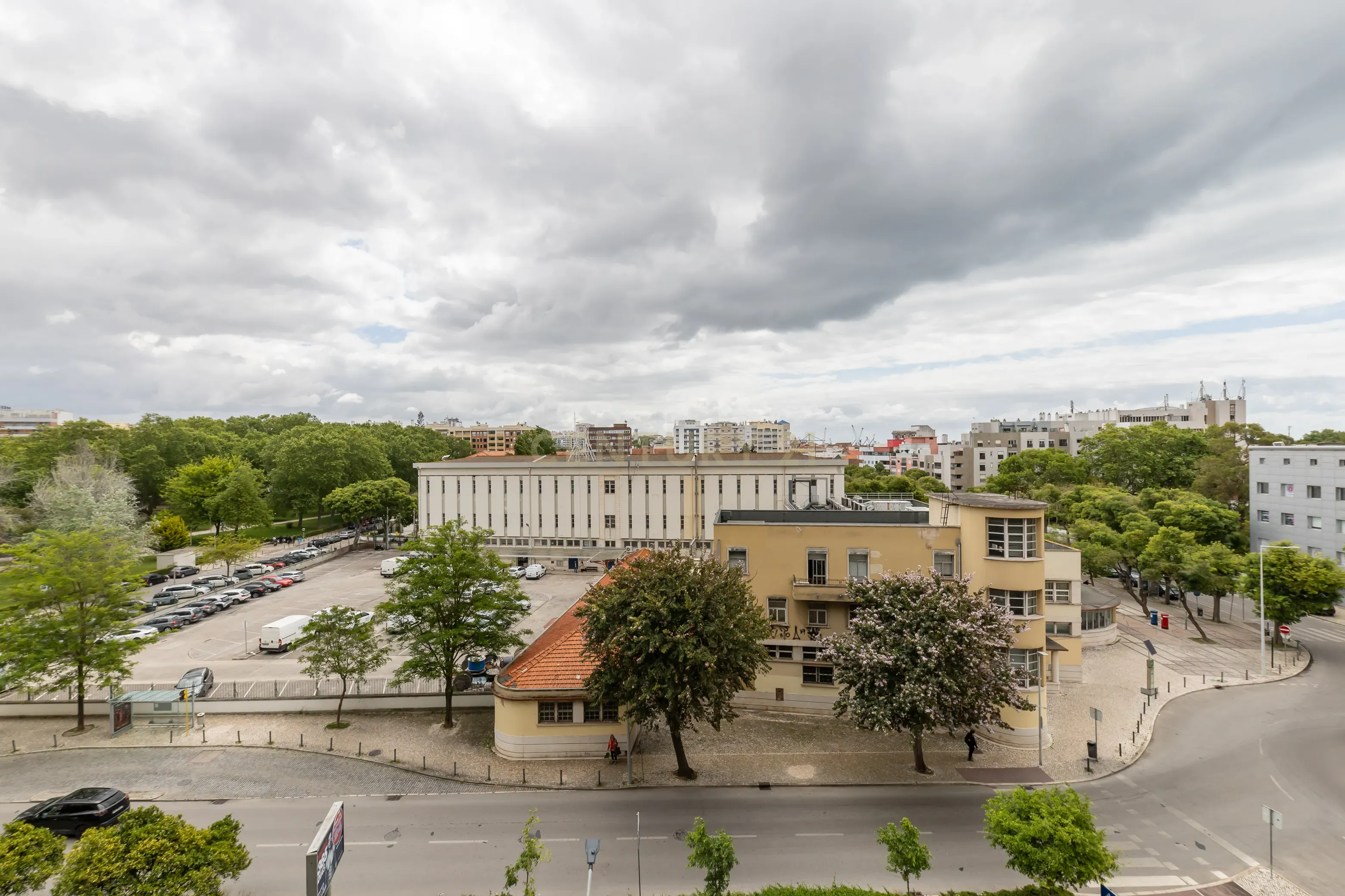 Apartamento T4 convertido em T3 - Totalmente Renovado com Materiais Premium no Centro de Setúbal - Image 39