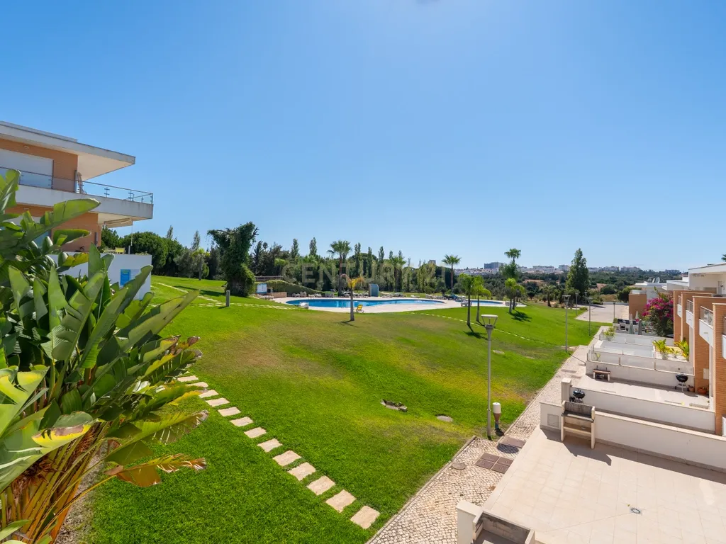 Apartamento Duplex em condomínio privado com piscina, e grande zona verde. - Image 7