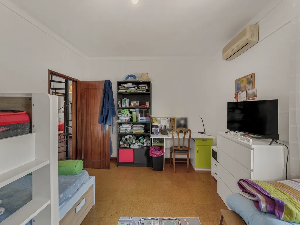 MORADIA T5 COM GARAGEM E PISCINA, 327 M² DE TERRENO PARA USUFRUIR - Image 45
