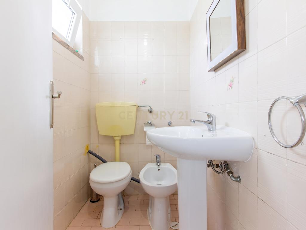 Excelente Apartamento de 4 Assoalhadas com Terraço e Sótão Independente na Quinta do Conde. - Image 17