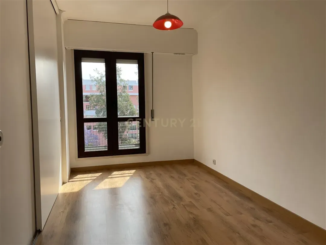 Apartamento T3 Duplex em Telheiras – 104 m², Estacionamento e Arrecadação - Image 20