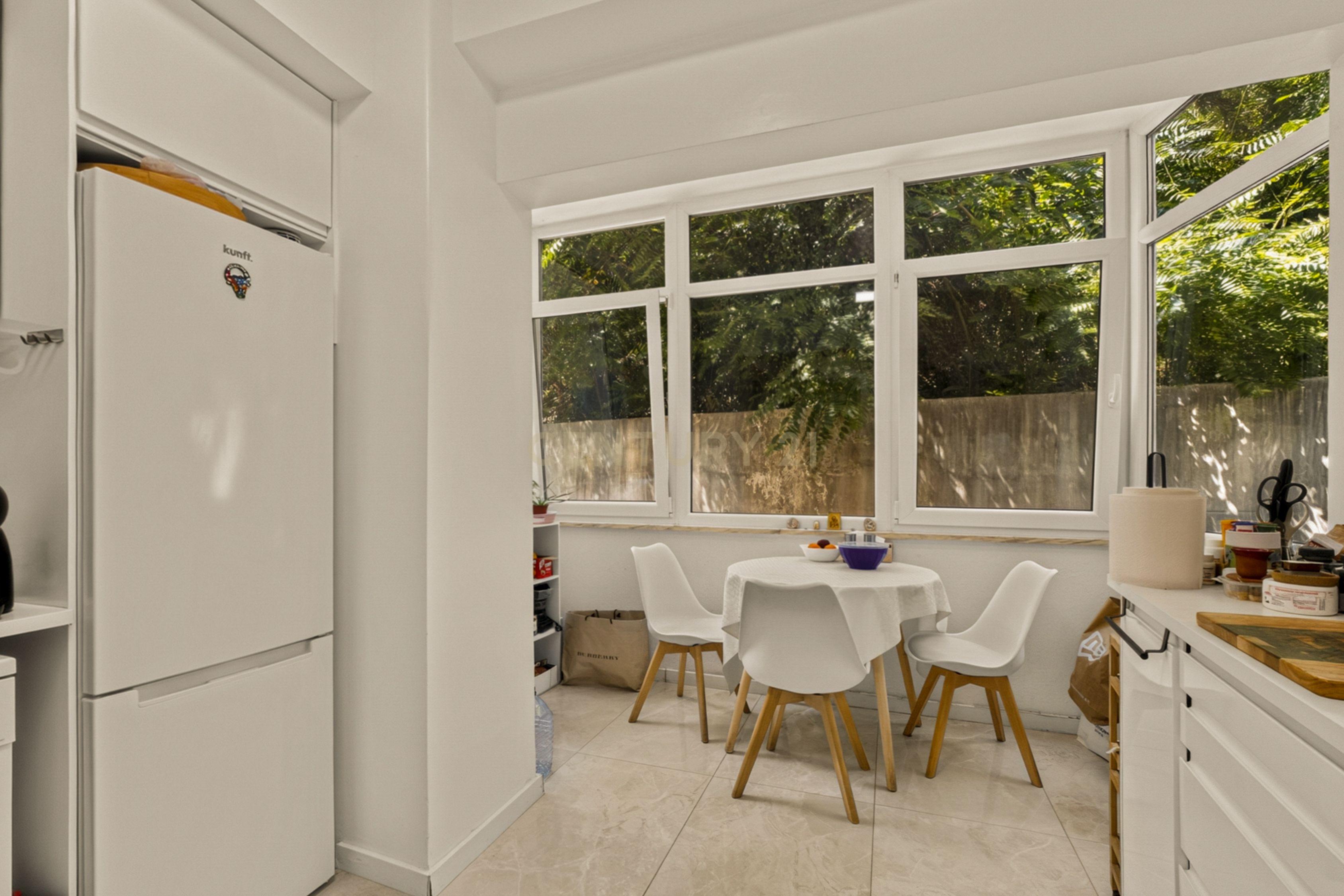 Fotografia 2 de Apartamento T2 totalmente renovado em Cascais | Excelente oportunidade de investimento