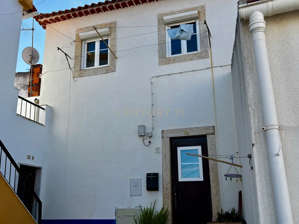 Moradia com T1+T2 Arrendados: Oportunidade no Gradil - Image 3