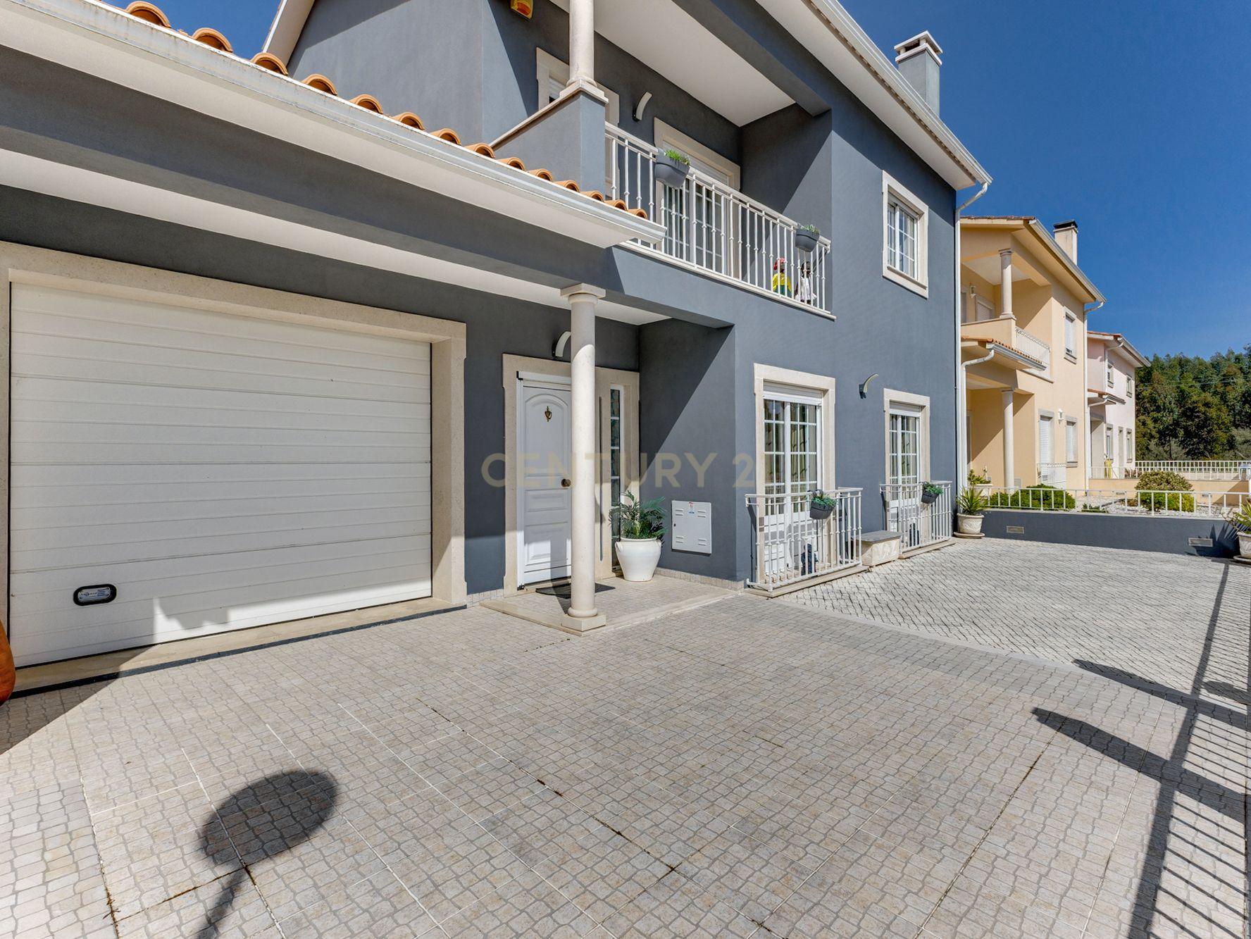 Casa Moderna em Vila de Rei com 4 Quartos e Segurança Avançada - Image 7