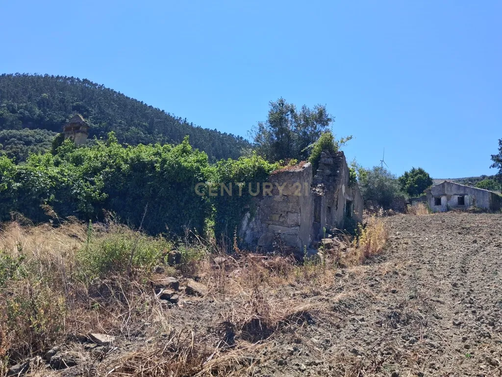Quinta de 1,8 hectares com 3 edificios para recuperação, em Sobral de Monte Agraço - Image 10
