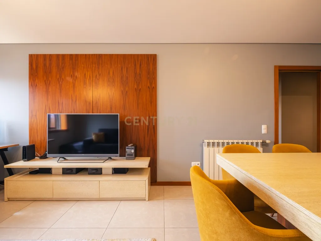 T2 de Excelentes Áreas | Suite, Garagem e Arrecadação | Alfena - Image 1