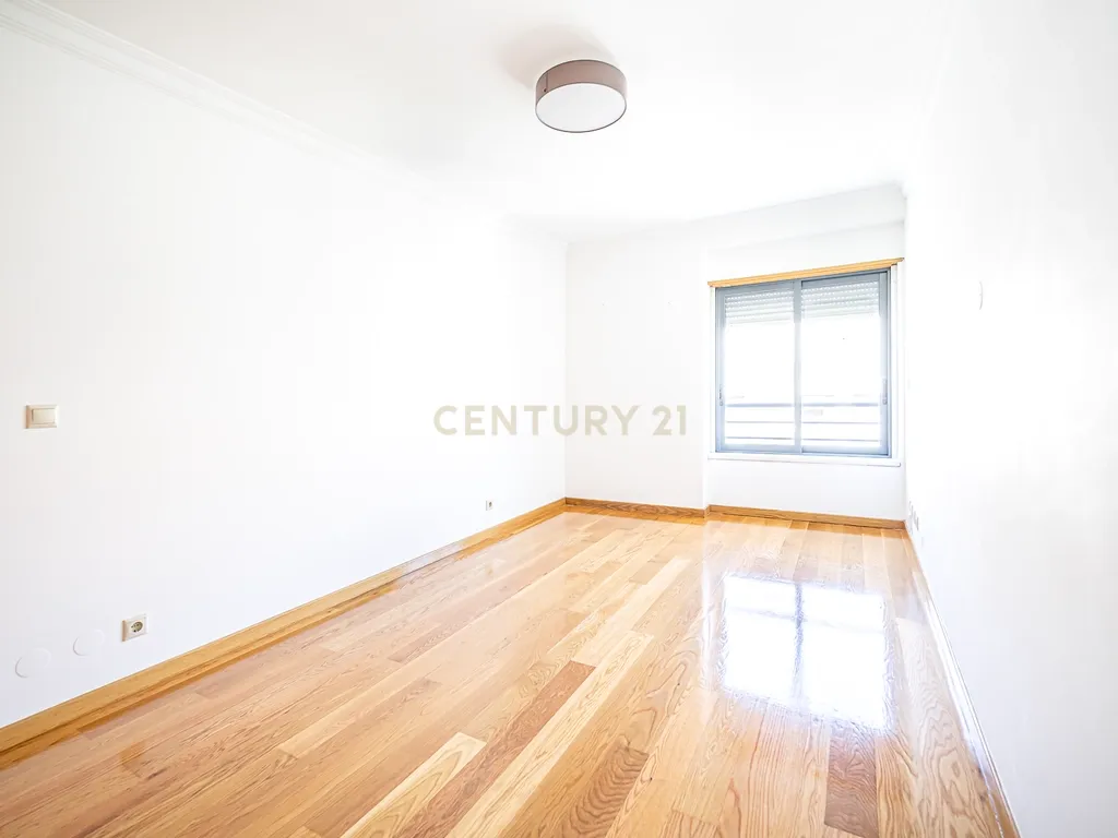 T2 com Suíte, Garagem e Arrecadação na Estefânia - Image 11