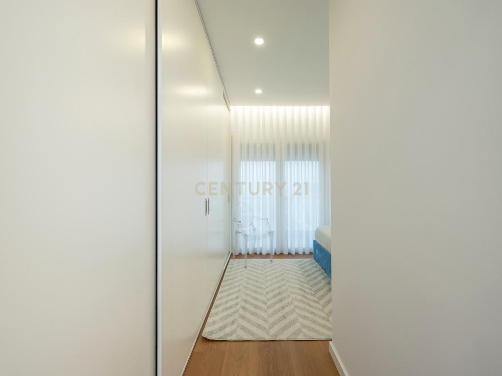 Luxuosa Moradia T5 com Vista Panorâmica em Odivelas - Image 20