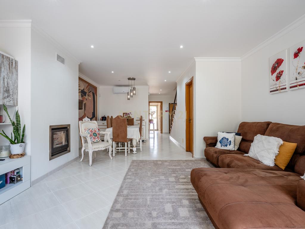 Moradia T2+1 geminada | Piscina - Garagem | Localização: Ferreiras, Centro - Image 11