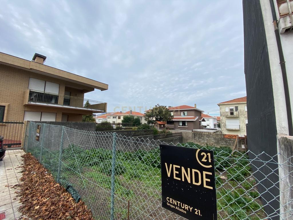 Terreno para construção de moradia de 3 frentes à Liga Portuguesa de futebol. - Image 3