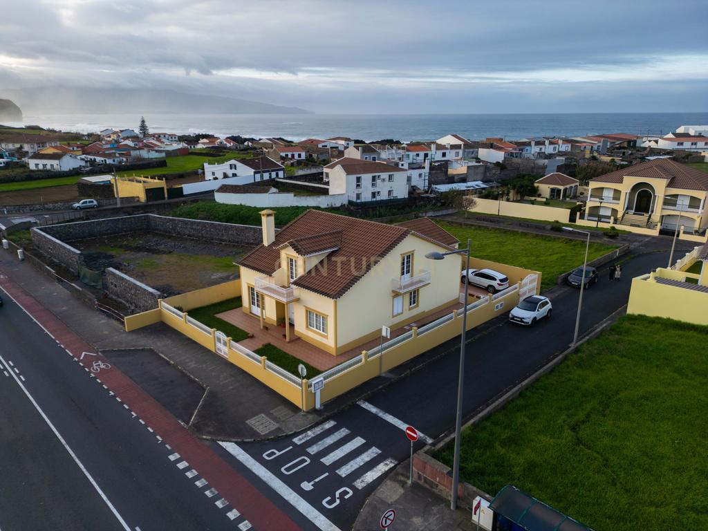 Moradia T4 na Ribeira Seca — Localização Privilegiada na Ribeira Grande - Image 1