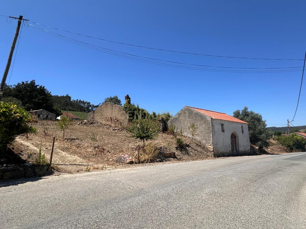 Quinta de 1,8 hectares com 3 edificios para recuperação, em Sobral de Monte Agraço - Image 1