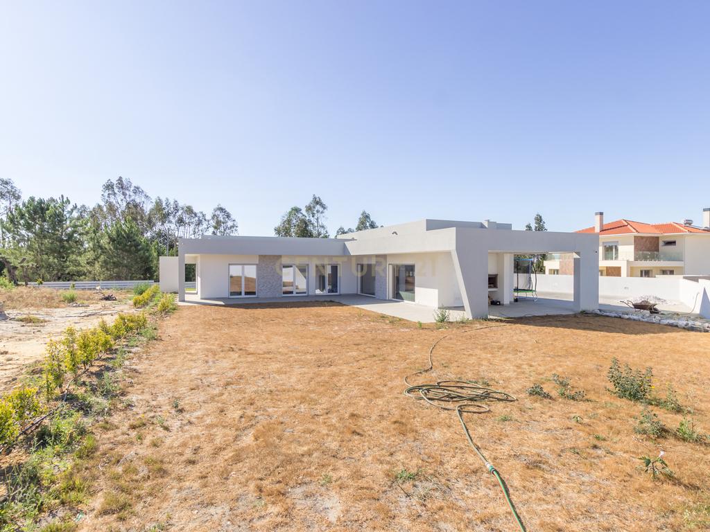 Vila Alegre / Fernão Ferro - Luxuosa moradia isolada térrea de 4 assoalhadas com arquitetura comtemporânea inserida em lote de 2775 m² - Image 37