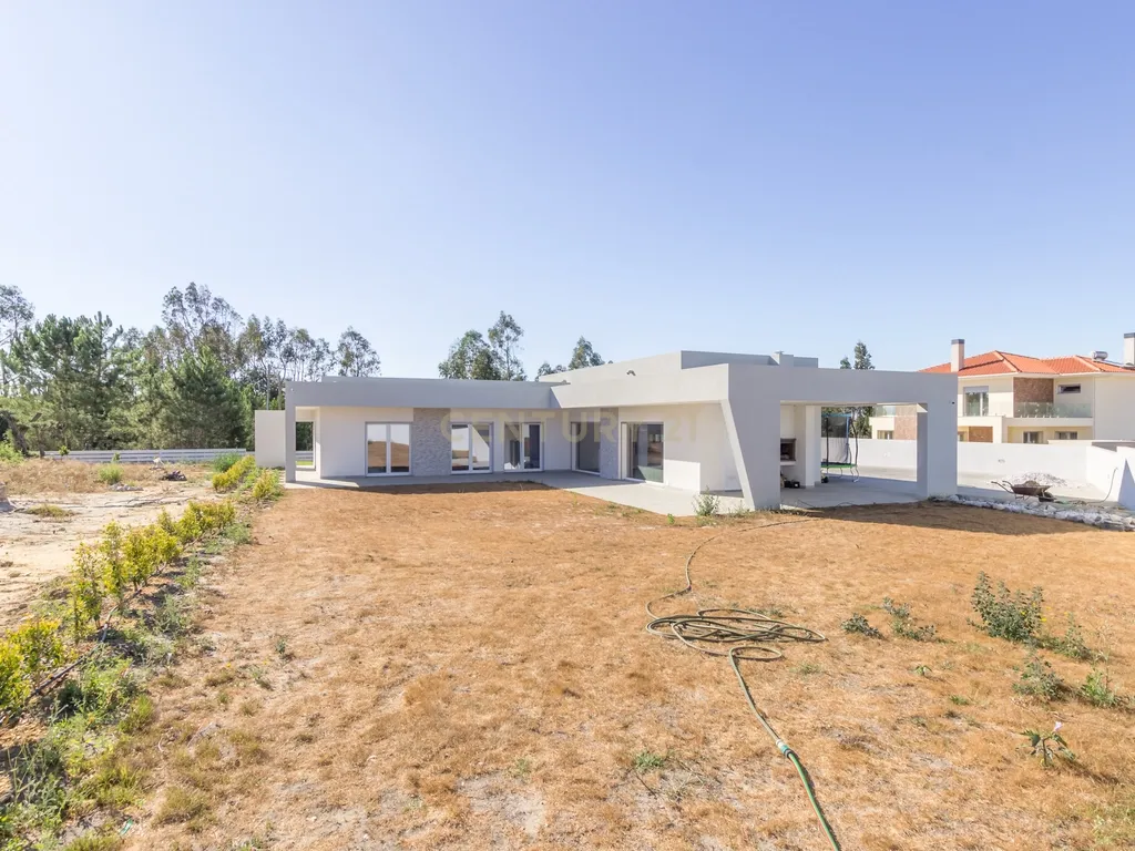 Vila Alegre / Fernão Ferro - Luxuosa moradia isolada térrea de 4 assoalhadas com arquitetura comtemporânea inserida em lote de 2775 m² - Image 37