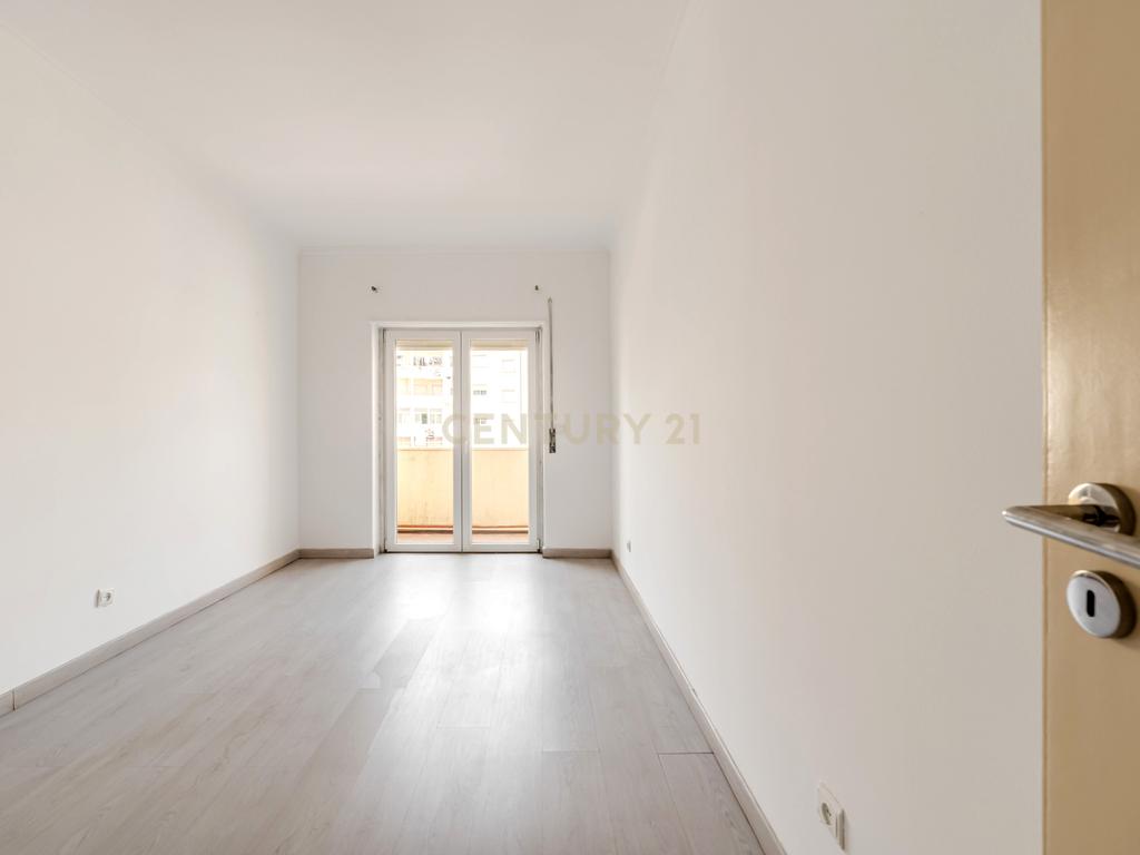 Apartamento T3 com Excelente Localização em Agualva-Cacém - Image 12