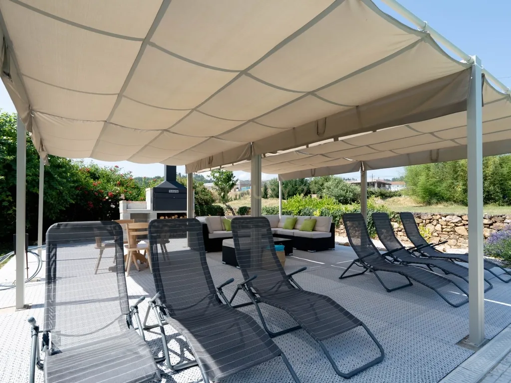 Moradia T7 tradicional em bom estado com varanda coberta, pátio, piscina, terraço coberta, vistas boas e jardim numa localização sossegada perto do centro de Arganil e o rio Alva - Image 14