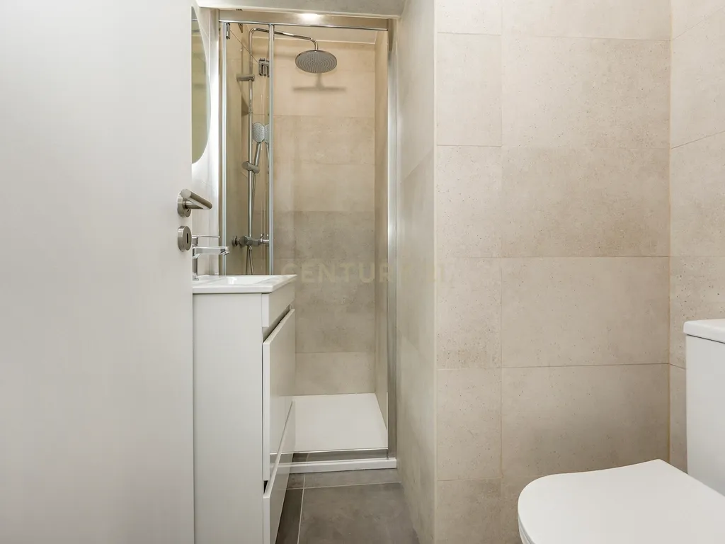 Apartamento T1+1 totalmente remodelado, próximo da Assembleia da República - Image 13