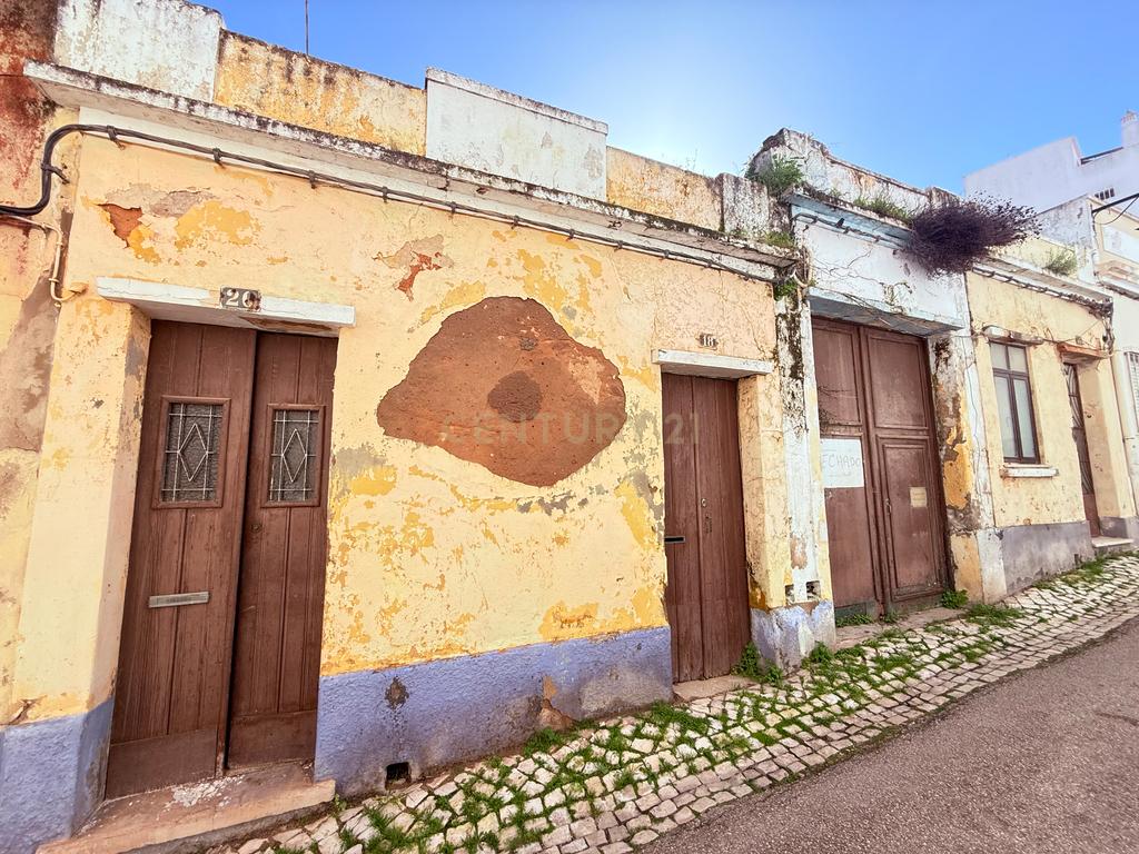 OPORTUNIDADE DE INVESTIMENTO - Edifício térreo 323m2 para recuperação no Centro Portimão - Image 4