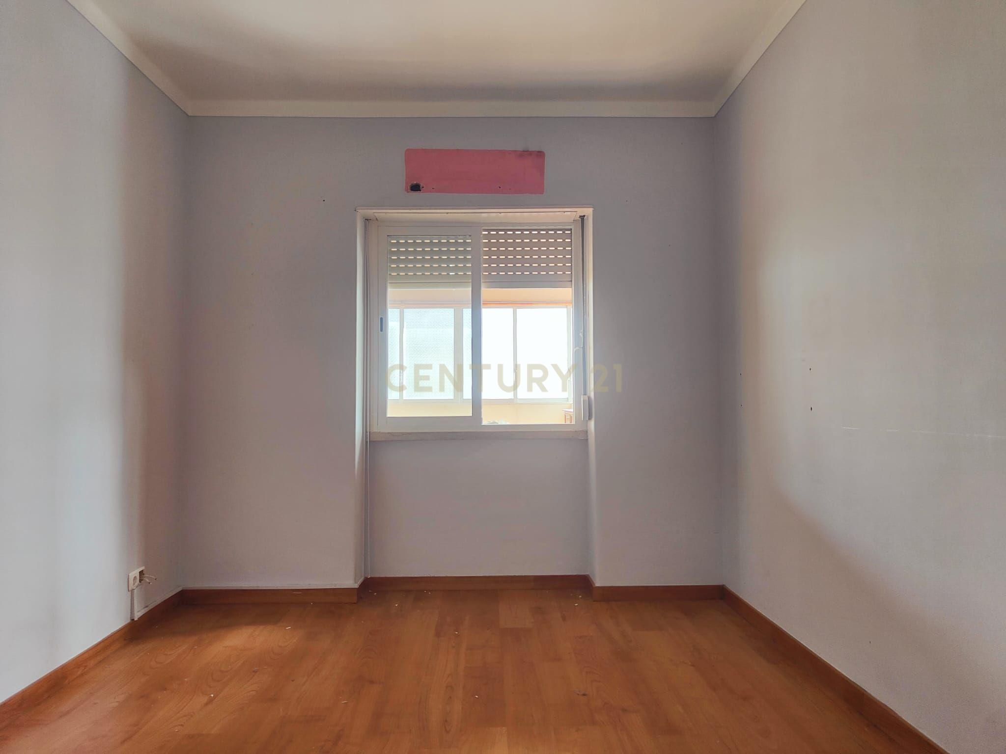 Prédio Bi-Familiar T2 e 2 Anexos Tipologia T1 Em Zona Residencial Tranquila Na Póvoa de Santo Adrião  - Image 47