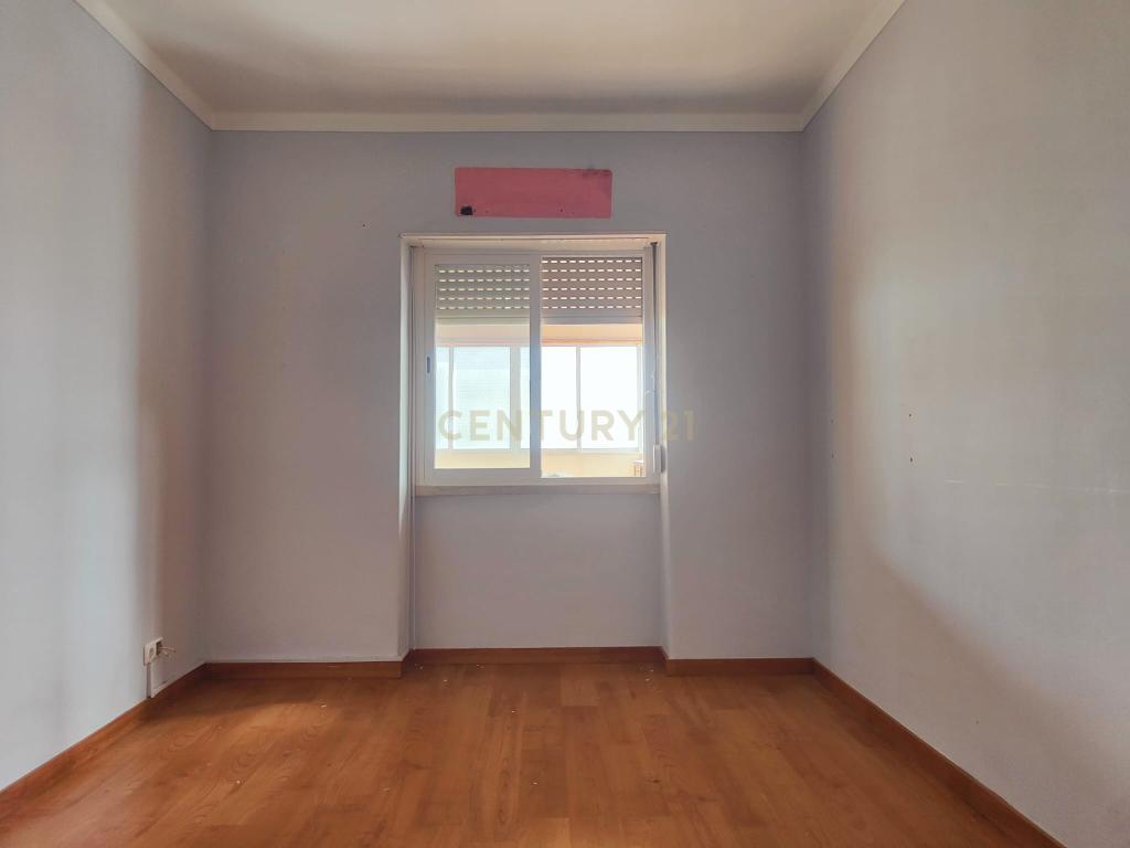 Prédio Bi-Familiar T2 e 2 Anexos Tipologia T1 Em Zona Residencial Tranquila Na Póvoa de Santo Adrião  - Image 47