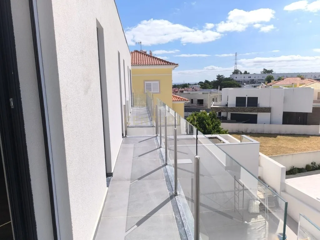 MORADIA CONTEMPORÂNEA T3+1 COM PISCINA NA CHARNECA DA CAPARICA – A 5 MINUTOS DA PRAIA! - Image 7
