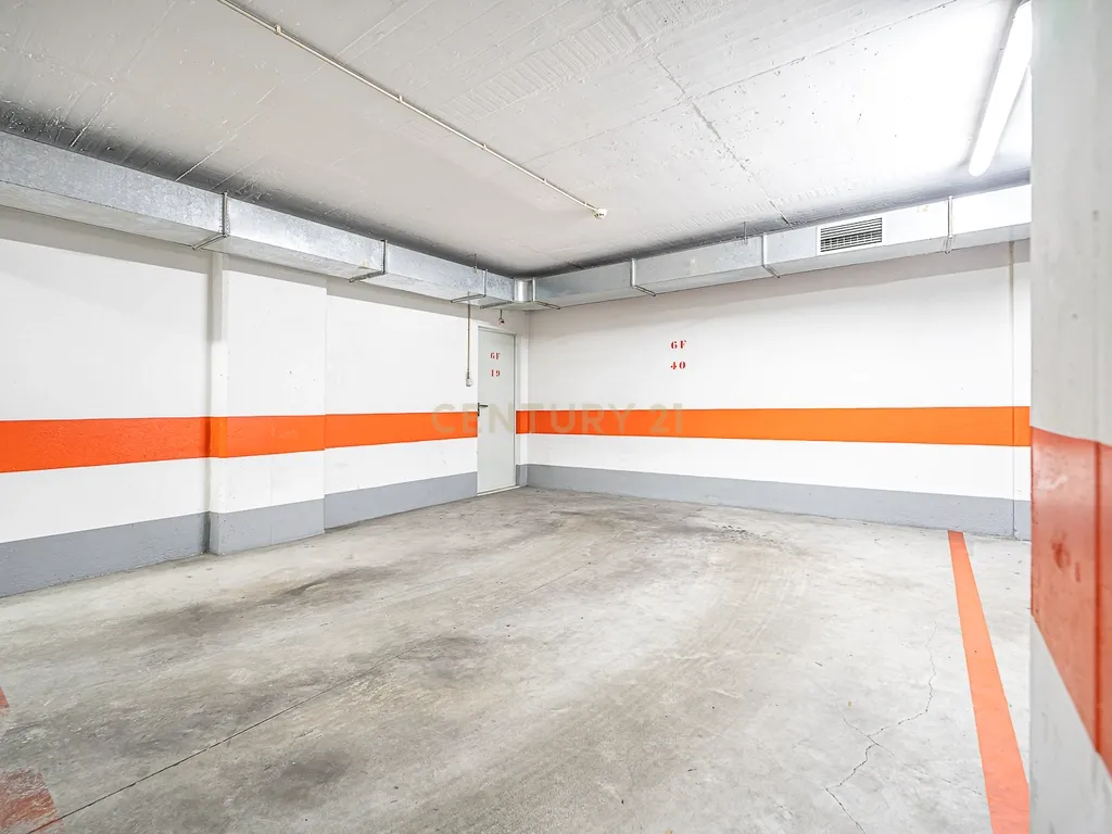T2 com Suíte, Garagem e Arrecadação na Estefânia - Image 18