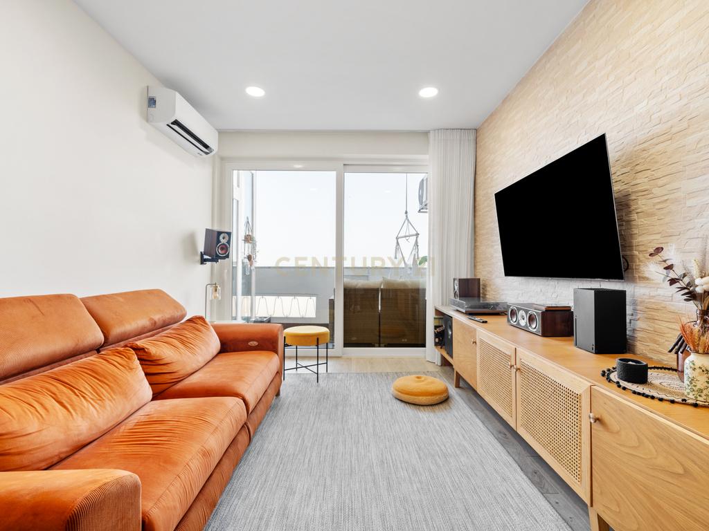 Espaçoso T3 Remodelado com Vista Rio em Cacilhas (+ Opção de Garagem BOX) - Image 4