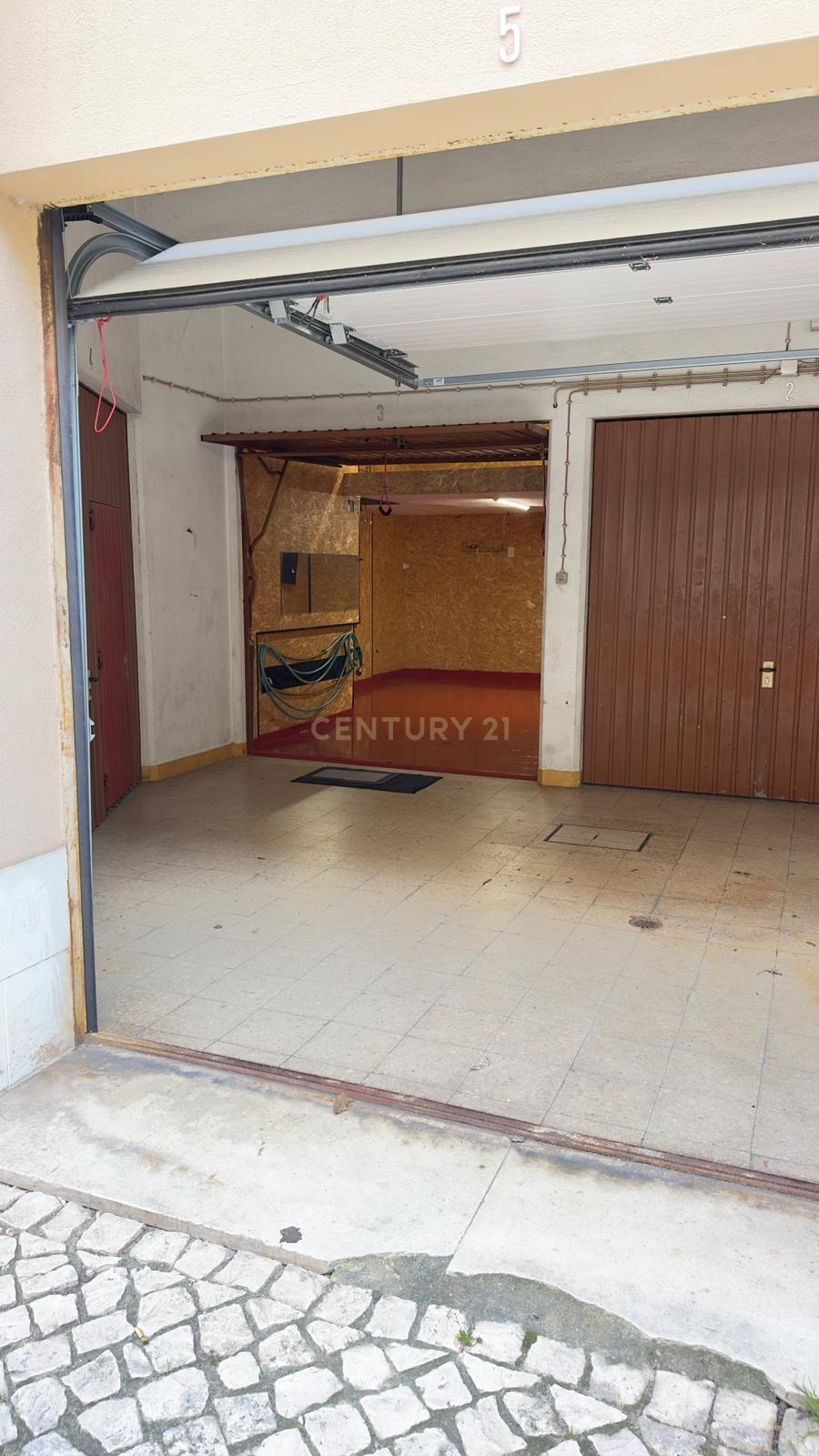 Fotografia 8 de Garagem com Mezanine - Espaço versátil com arrumação extra