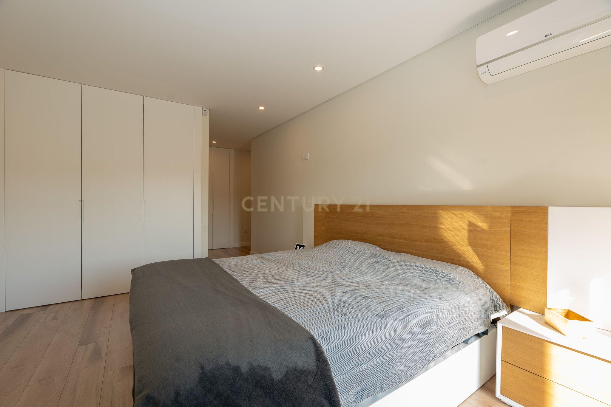 Apartamento T3+1 duplex, com terraço e estacionamento, no centro da cidade de Torres Vedras - Image 28