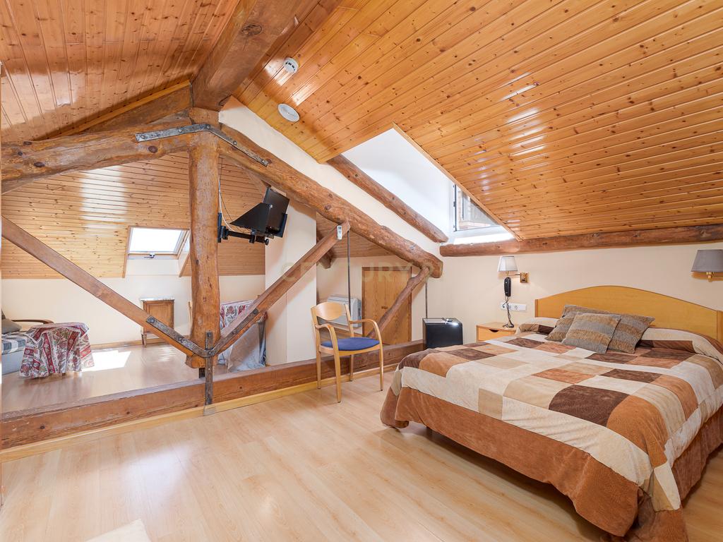 Hotel Moderno em Aragón com 25 Quartos e Vista Panorâmica - Image 3