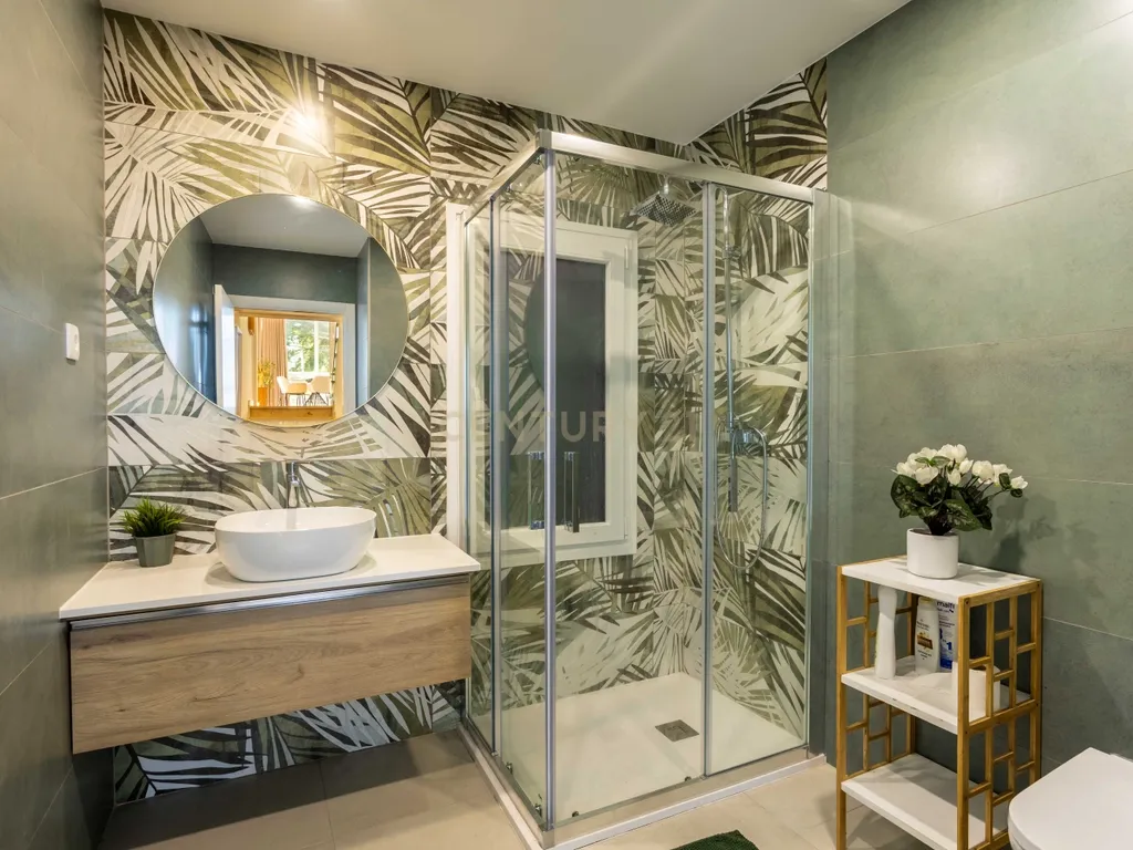 Moradia V4 isolada de arquitetura contemporânea com piscina, com vista para Serra da Arrábida - Image 7