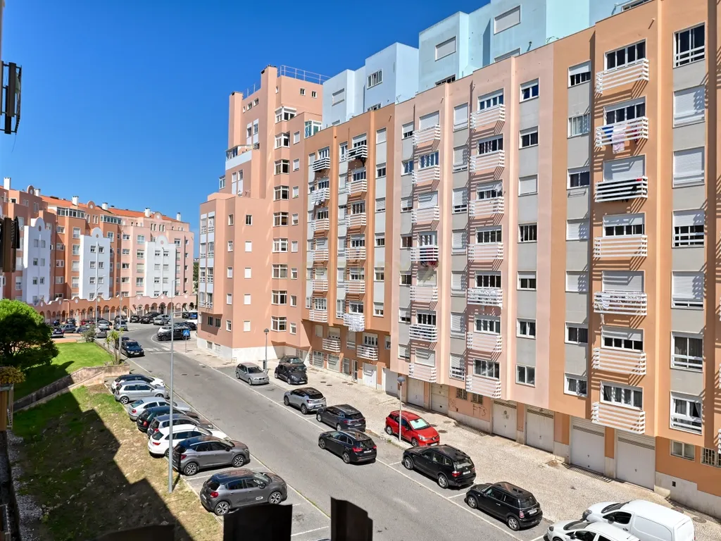 Apartamento T3 semi-remodelado, luminoso e pronto a habitar, na Rinchoa (Sintra). - Image 7