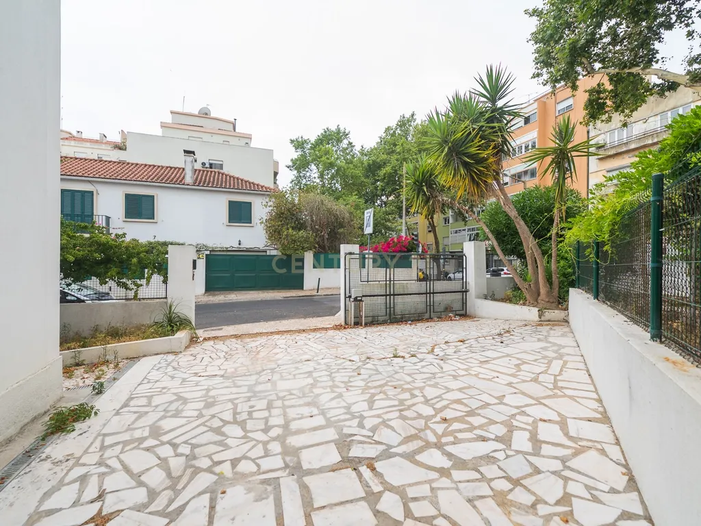 Moradia T3 + 1 Renovada com Jardim e Piscina em Penha de França, Lisboa - Image 78