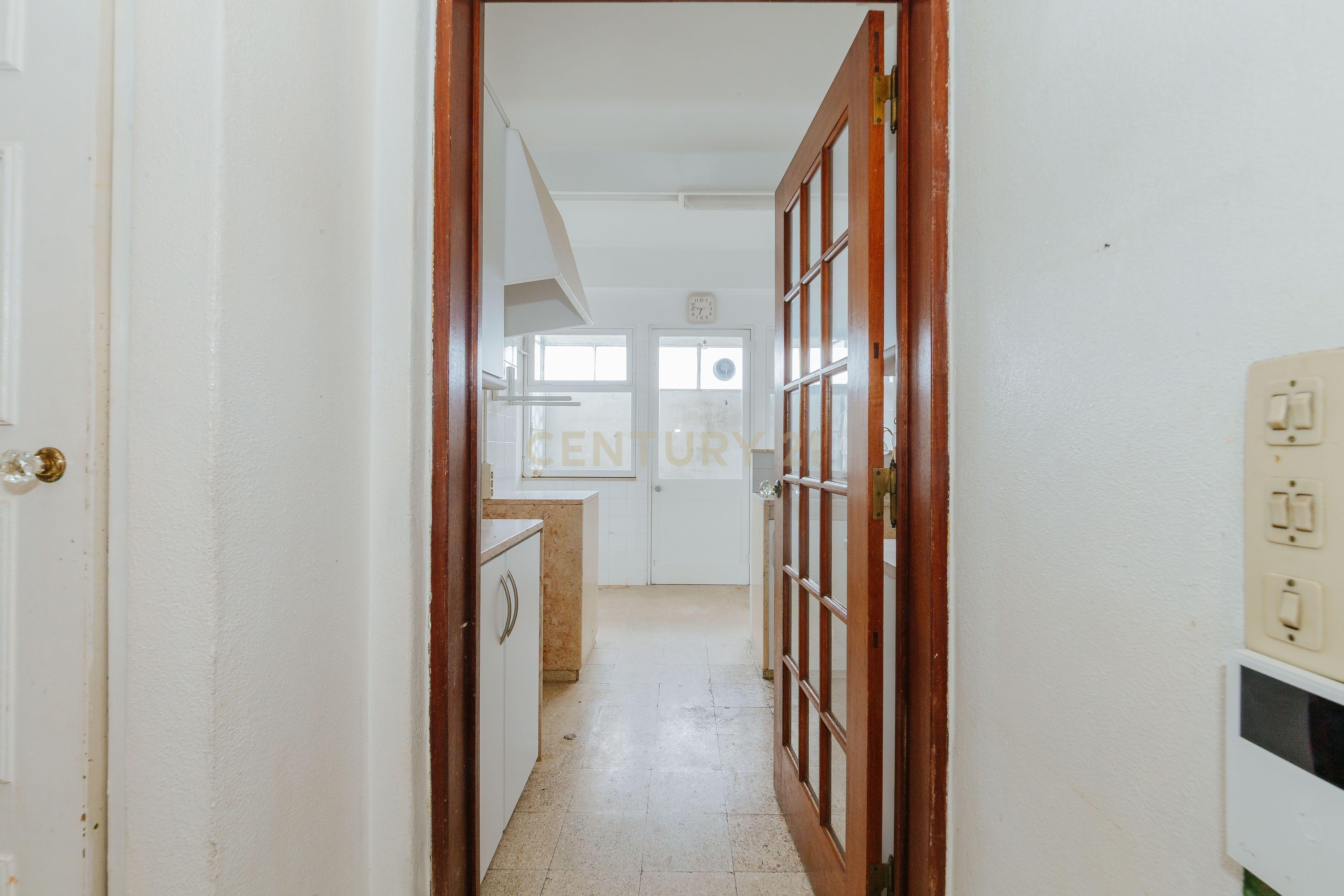 Fotografia 8 de Apartamento T4 para Remodelação nos Olivais, Lisboa - Oportunidade Única