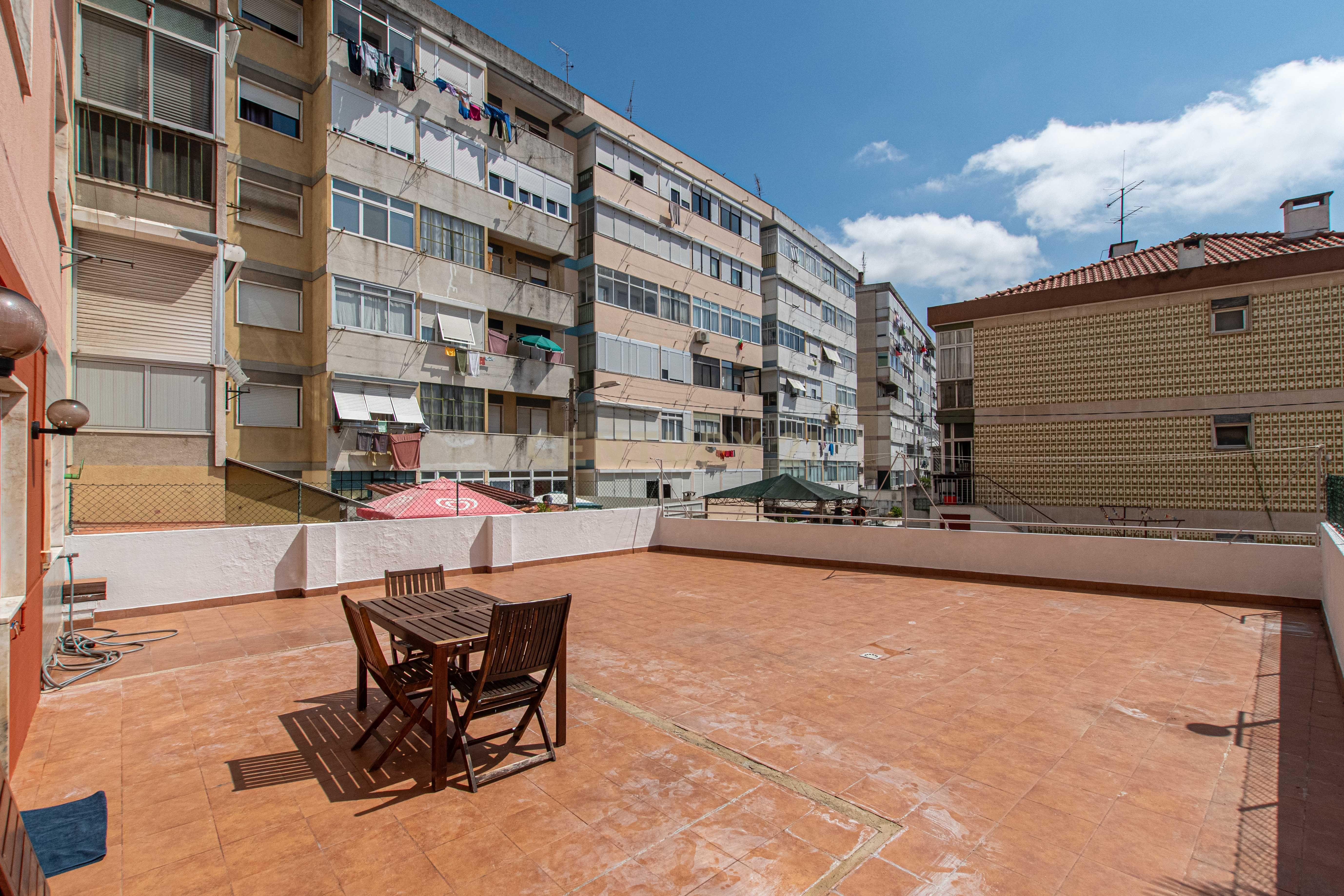 Fotografia 2 de T1+1 com Terraço Privativo e Estacionamento | Póvoa de Santo Adrião