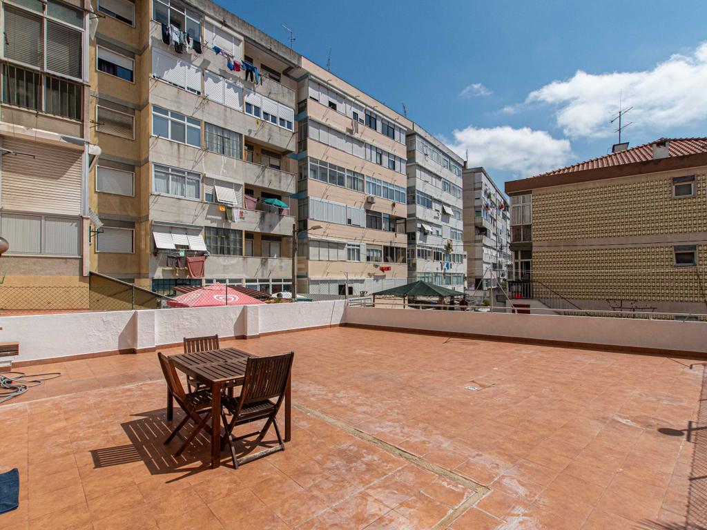 T1+1 com Terraço Privativo e Estacionamento | Póvoa de Santo Adrião - Image 2