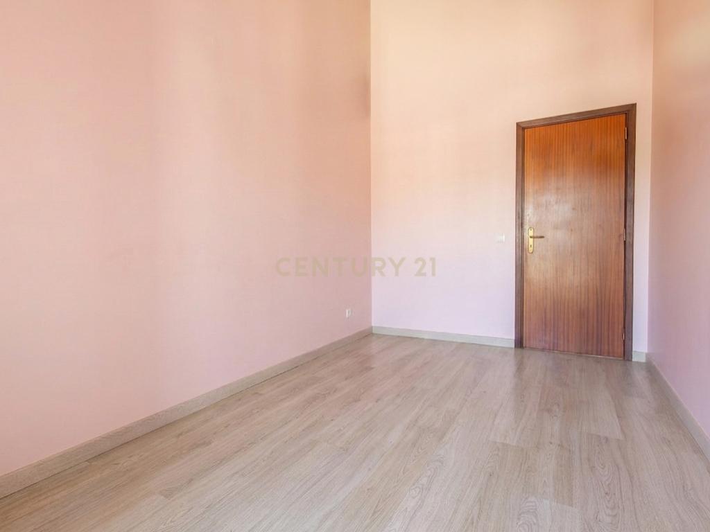 Moradia em Banda T3 com Sótão Aproveitado e Espaço Exterior – Casal Bolinhos, Azeitão - Image 13