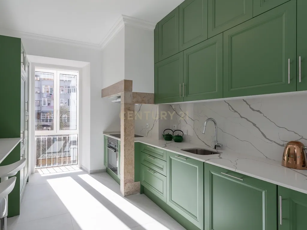 Apartamento Renovado e Mobilado na Av. João Crisóstomo, Lisboa - Image 13